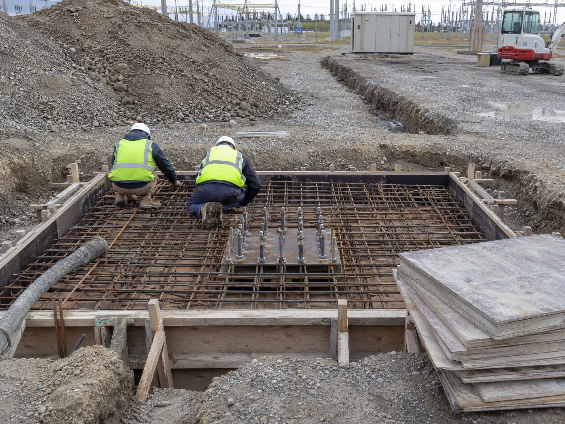 Reinforcement and formwork for the equipment foundation